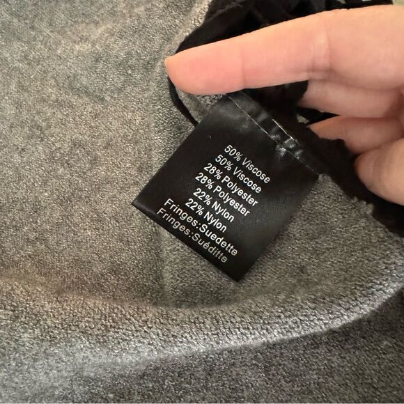 La Fiorentina Faux Suede Fringe Cape Women’s Ruana Wrap - Picture 5 of 7